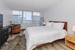 Modern 1BR Retreat  *Rooftop + Gym + WiFi