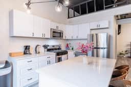 Luxury 5BR w/ King Bed & Pool Table | Near Chinatown