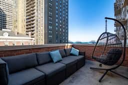 Modern 4BR Gold Coast | Duplex with Jacuzzi + Balcony