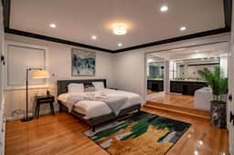 Modern 4BR Gold Coast | Duplex with Jacuzzi + Balcony - Image 2