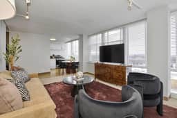 Spacious 3BR Sleeps 8, 5 Min to McCormick *Gym + Rooftop - Image 3