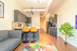 Stylish friendly 3BR Suite Near McCormick