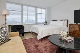 Stylish Studio Near McCormick | Gym + Rooftop