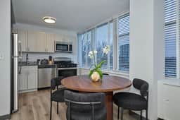 2BR South Loop Oasis Minutes to Downtown