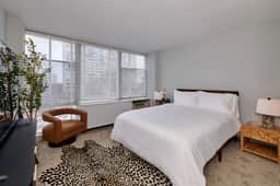 Bright 1Bedroom Sleeps 4 Near McCormick