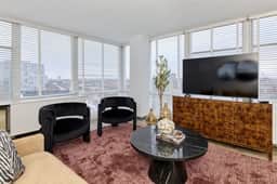 Comfortable 3BR Near McCormick & City Views