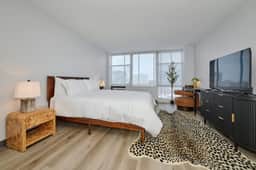 Comfortable 3BR Near McCormick & City Views