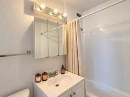 Walkable to McCormick Center/Studio/Sleeps 4 - Image 2