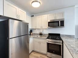 Stylish Studio | Downtown Chicago | Sleeps 4 - Image 3