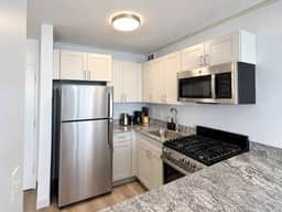 Stylish Studio | Downtown Chicago | Sleeps 4 - Image 2