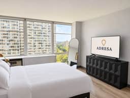 Modern 3 bedroom w/bright light - Image 5