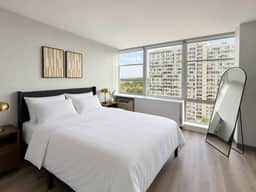 Modern 3 bedroom w/bright light - Image 4