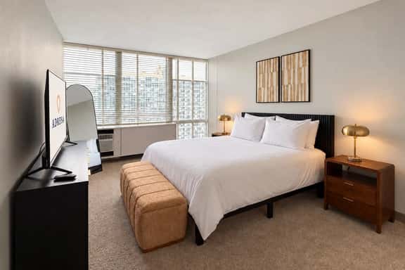 Golden Hour | Cozy Chicago Skyline | Sleeps 4 - Image 1