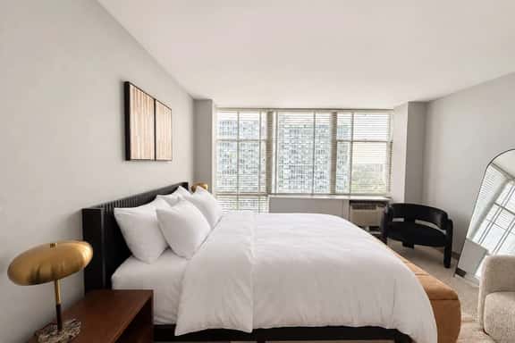 Chic 1BR near McCormick Place | Rooftop & Gym - Image 1