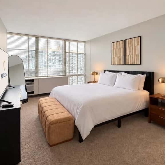 Golden Hour | Cozy Chicago Skyline | Sleeps 4 - Image 1