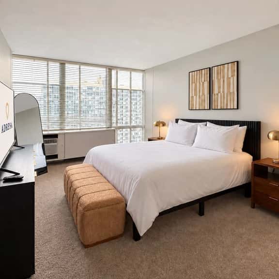 Golden Hour | Cozy Chicago Skyline | Sleeps 4 - Image 1