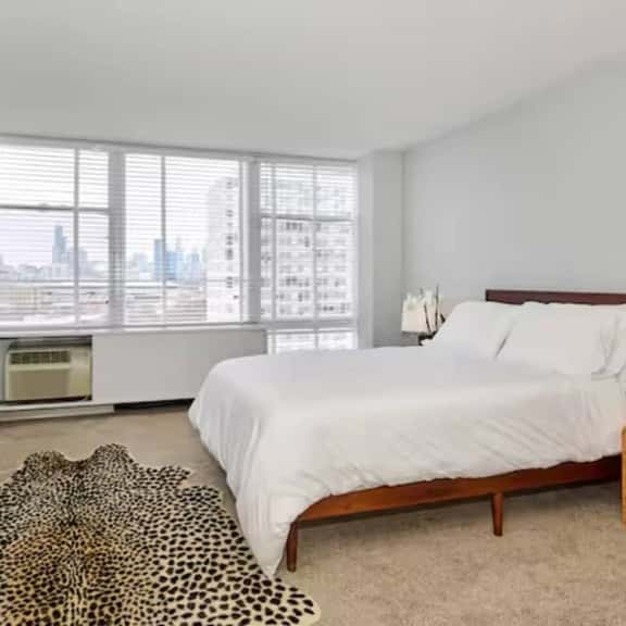 3BR Home with Free Parking | City View - Image 1