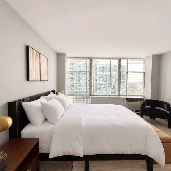 Chic 1BR near McCormick Place | Rooftop & Gym - Image 1