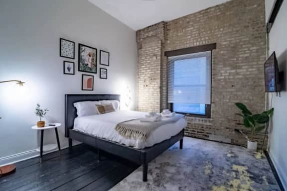 Luxury 5BR South Loop Near McCormick + Pool Table
