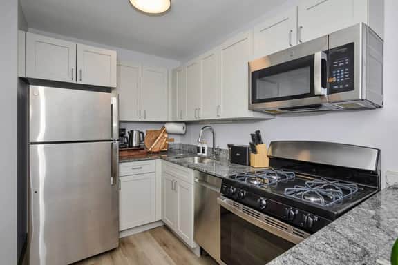 Modern 1BR Retreat  *Rooftop + Gym + WiFi