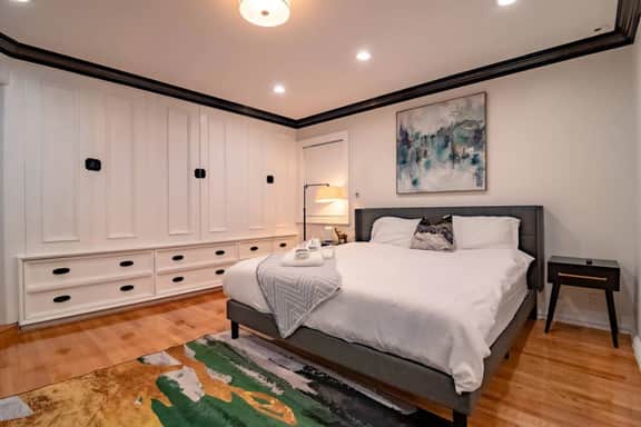 Modern 4BR Gold Coast | Duplex with Jacuzzi + Balcony
