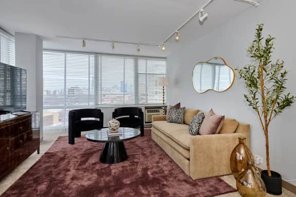 Spacious 3BR Sleeps 8, 5 Min to McCormick *Gym + Rooftop