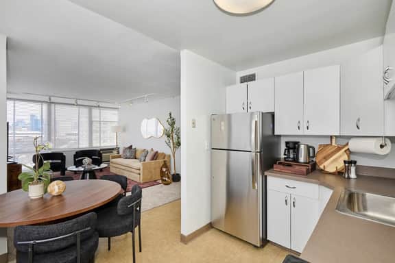 Spacious 3BR Sleeps 8, 5 Min to McCormick *Gym + Rooftop