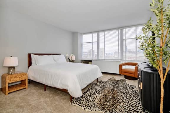 Spacious 3BR | Near Mccormick + City View