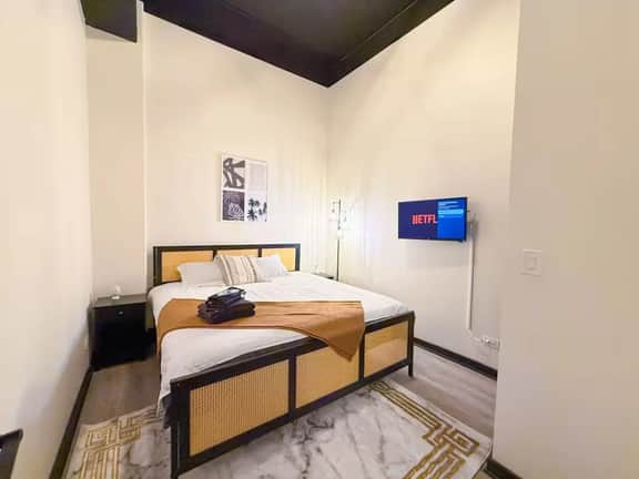 Spacious 6BR Unit | Near McCormick & Lakefront