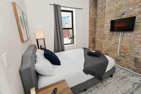 Business + Leisure 420K 3BR Suite Near McCormick