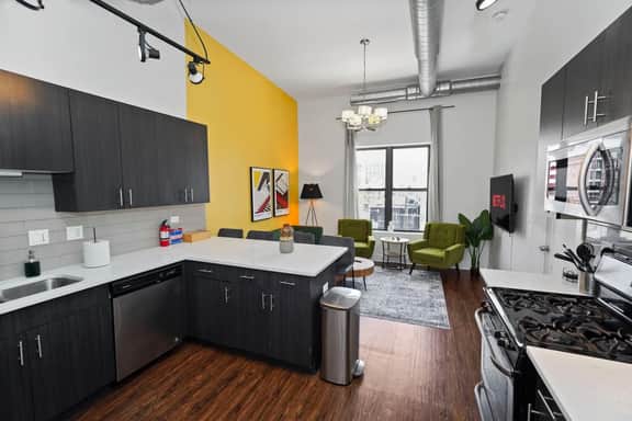 Business + Leisure 420K 3BR Suite Near McCormick
