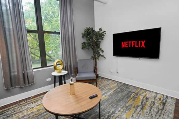 Cozy Chicago Smoke Ok 3BR Suite | Near McCormick