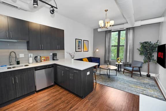 Cozy Chicago Smoke Ok 3BR Suite | Near McCormick