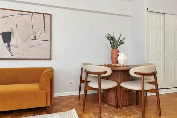 Lakeview stay with 55" TVs *Walk to Lake + Golf