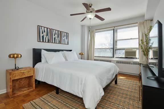 Lakeview stay with 55" TVs *Walk to Lake + Golf