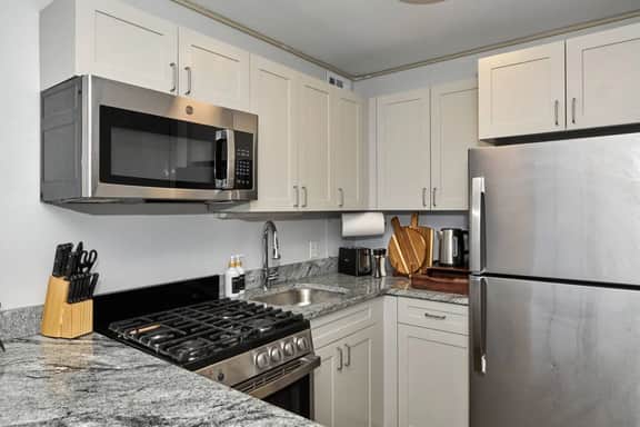 Stylish Studio Near McCormick | Gym + Rooftop