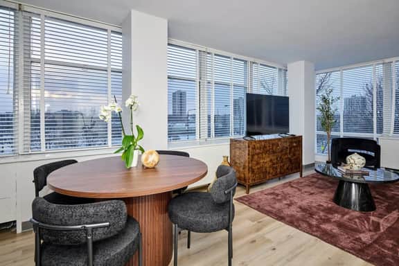 2BR South Loop Oasis Minutes to Downtown