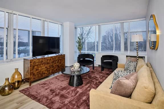 2BR South Loop Oasis Minutes to Downtown