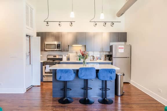 3BR Oasis Near UIC & McCormick | Smoke OK