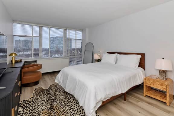 City Views Escape Modern 1BR *Near McCormick