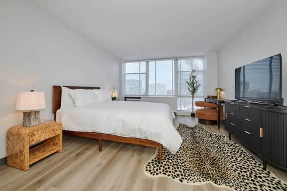 Comfortable 3BR Near McCormick & City Views