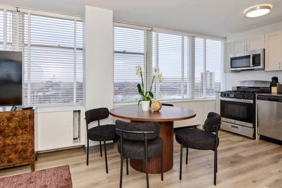 Comfortable 3BR Near McCormick & City Views