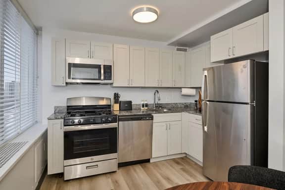 Comfortable 3BR Near McCormick & City Views