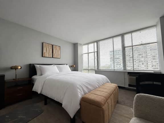 Walkable to McCormick Center/Studio/Sleeps 4 - Image 2