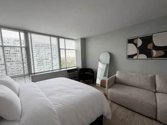 Walkable to McCormick Center/Studio/Sleeps 4 - Image 4