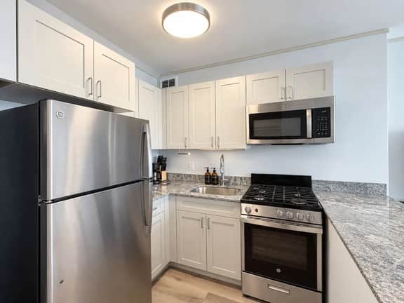 Stylish Studio | Downtown Chicago | Sleeps 4 - Image 3