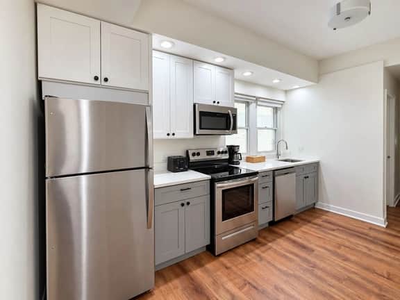 Modern suite w/fast Wi‑Fi & steps to Oak St Beach - Image 4