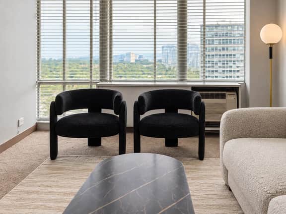 Golden Hour | Cozy Chicago Skyline | Sleeps 4 - Image 4