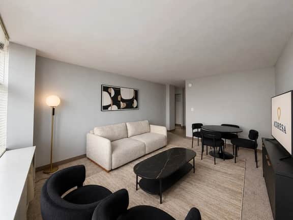 Golden Hour | Cozy Chicago Skyline | Sleeps 4 - Image 2