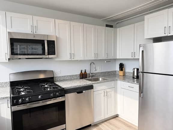 Modern 3 bedroom w/bright light - Image 2